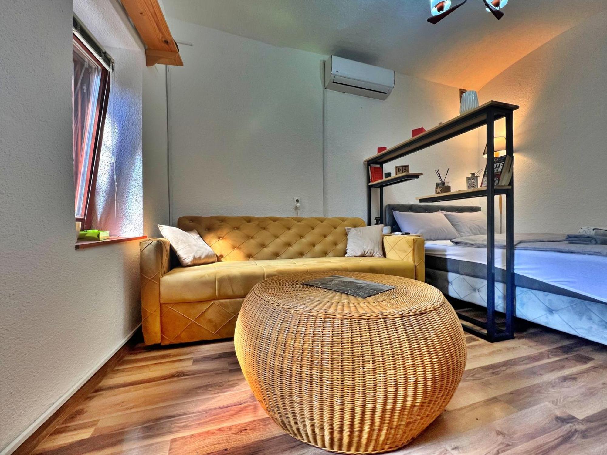 Chic Old Town Studio With Patio 사라예보 외부 사진